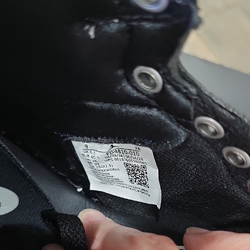 Nike Air Jordan 1 Retro High OG in Black SILVER And White 'Satin Shadow' - Picture 8 of 8